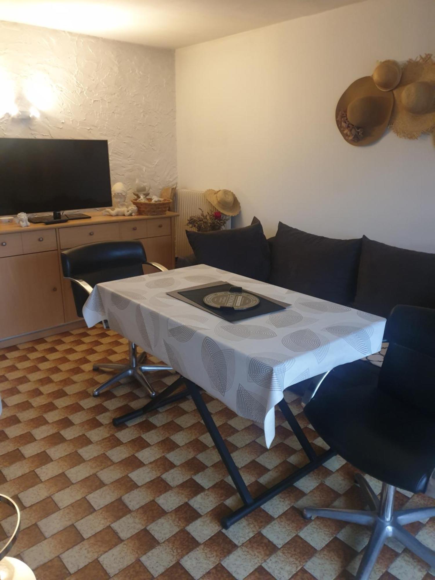 Maison Marylene Possibilite De Louer 2 Chambres Et Un Lit 1Place Supplementaire Ici C'Est Calme Et Simple Entretien Et Petit Dejeuner A Regler Sur Place Vous Gagnez 16 Pour-Cent Givry  Quarto foto